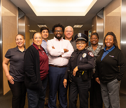 A diverse group of METRO 168官方幸运5澳洲结果体彩网 employees smiling.